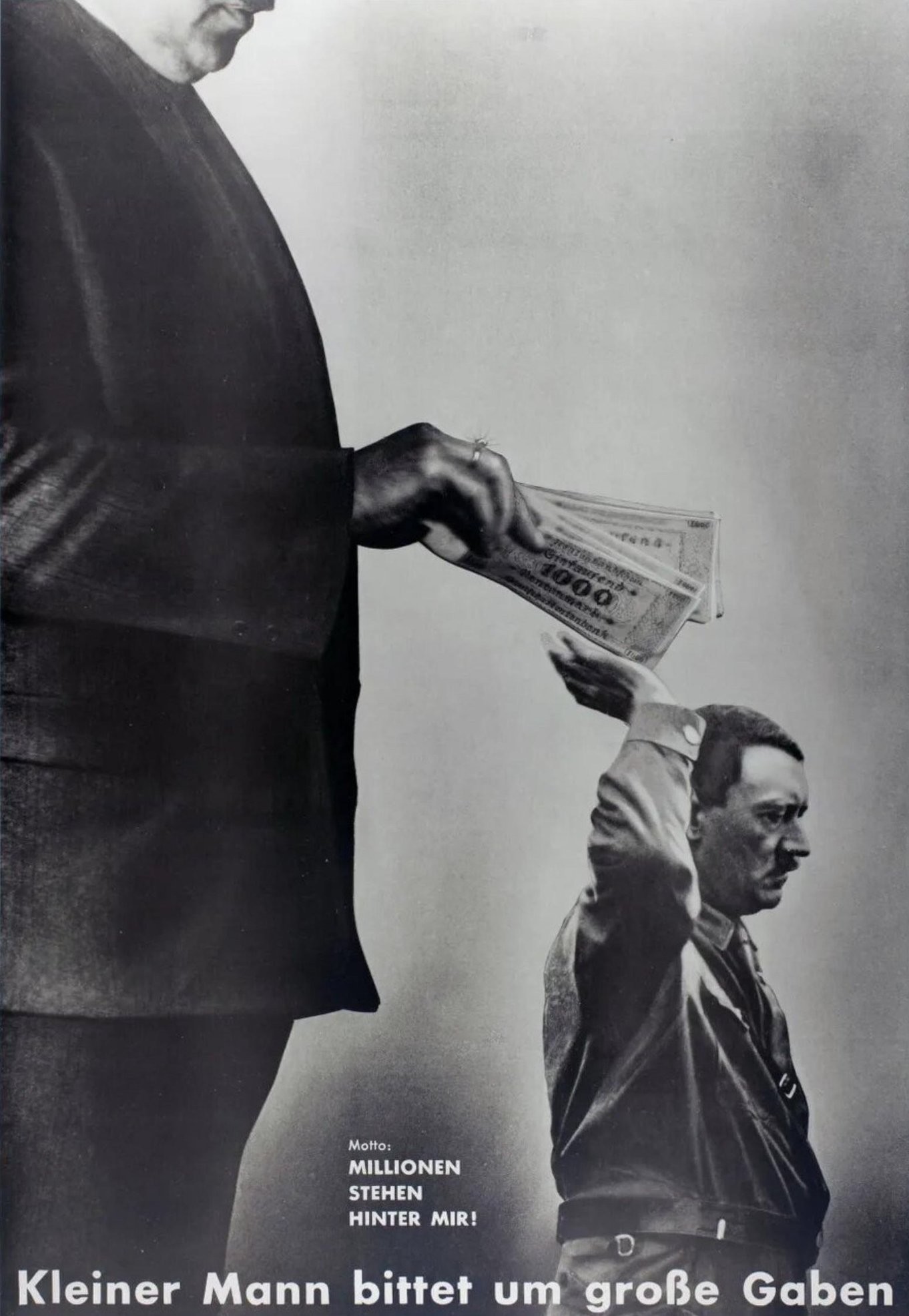 John Heartfield

Motto:
Millionen stehen hinter mir!

Kleiner Mann bittet um große Gaben

Karikatur:
Hitler grüßt, die rechte Hand nach hinten, hinter ihm überreicht ihm ein übergroßer Mann dem Hitler nur bis zum Bauchnabel geht im Anzug ein Bündel Tausender Geldscheine.